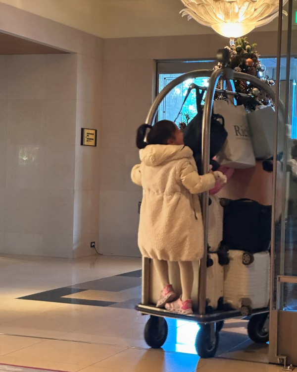 胡定欣元宵節無預警公布戀情 孖年下男友日本雪地放閃:親愛的