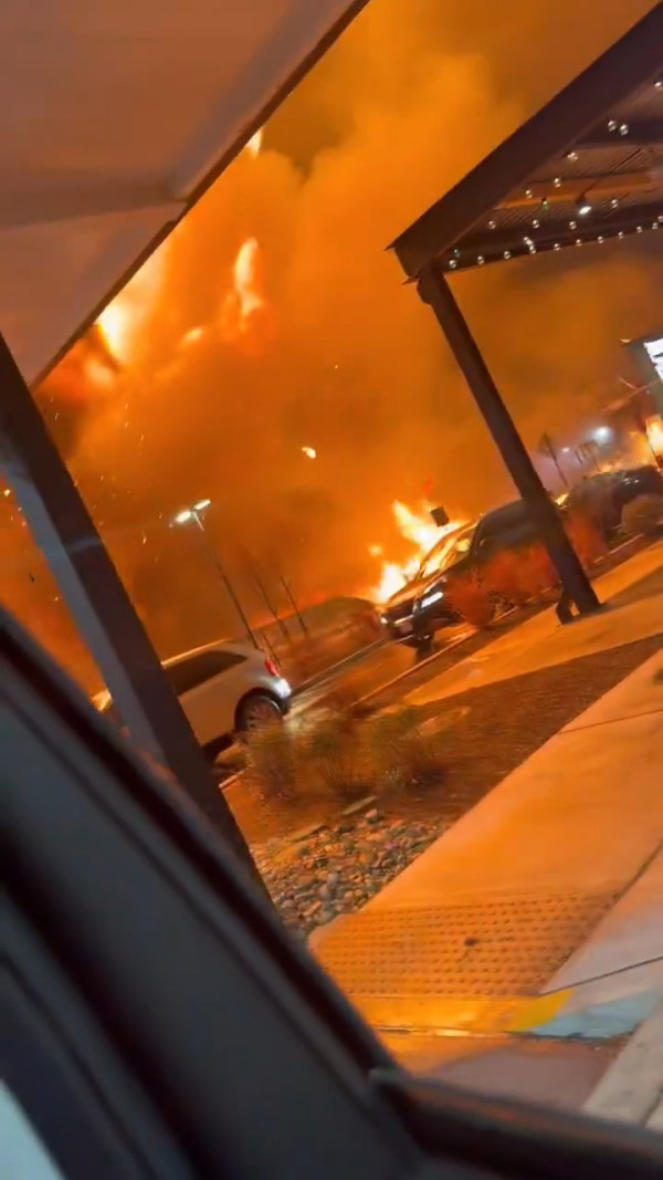 有片｜費城醫療飛機墜毀爆炸一刻曝光 至少6人罹難 為美國週內第二宗空難 