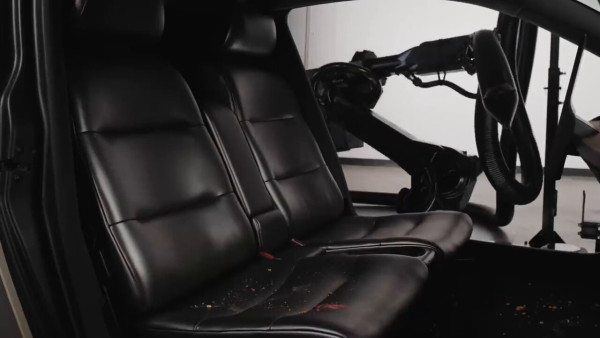 Tesla出片示範自動化機械清潔「專員」幫Cybercab無人駕駛的士清潔提升營運效率【有片】