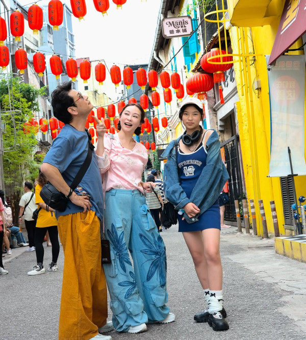 楊卓娜15歲女兒獲讚有氣質似韓國女團成員  身型高䠷五官精緻少女味十足！