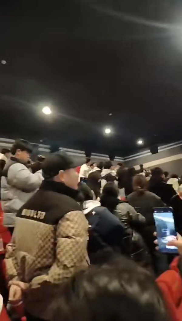 內地男學生燒充氣娃娃釀火警 背後原因及校園告示惹笑網民