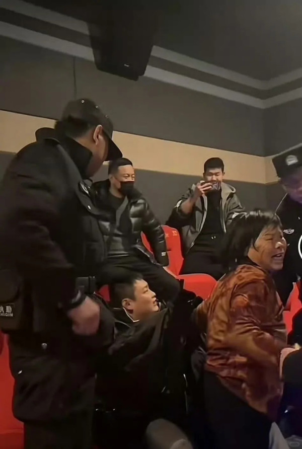 內地男學生燒充氣娃娃釀火警 背後原因及校園告示惹笑網民