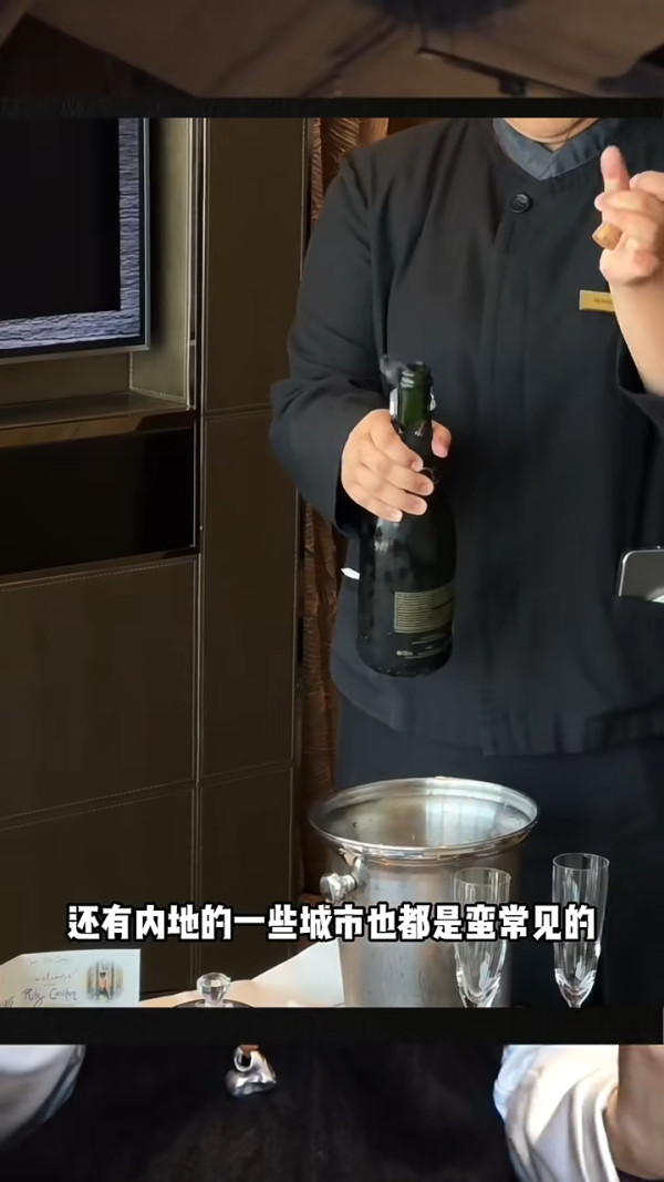 內地女被港女溫馨提醒1件小事！霎時超感動嘆「香港人信得過」