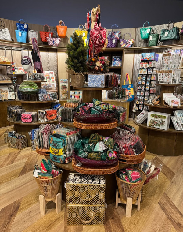 馬來西亞手信｜超市必買零食、小資女精品/藥妝！榴槤朱古力/媽咪麵/人氣包包 