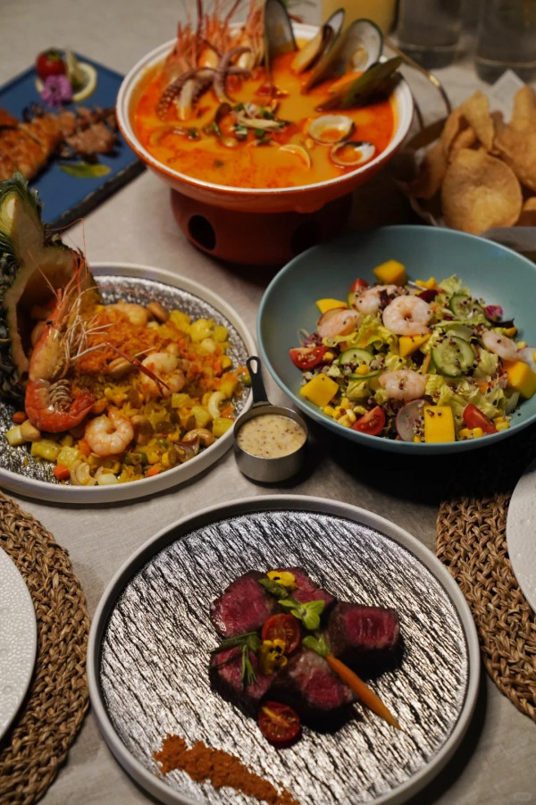 苫也·暮懸崖海景西餐廳(圖片來源:小紅書@苫也·暮懸崖海景西餐廳) 苫也·暮懸崖海景西餐廳(圖片來源:小紅書@苫也·暮懸崖海景西餐廳)