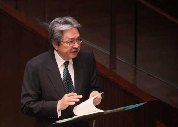 2010年，政府庫房盈餘超過千億港元，前財政司長曾俊華原本打算通過強積金戶口派錢，但遭建制及泛民兩派反對，因而改為直接向所有年滿18歲的香港永久居民發放現金6,000港元。（資料圖片）