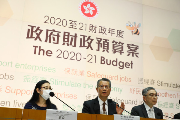 2020年財政預算案中，財政司司長陳茂波宣布一次性發放10,000港元。（資料圖片）