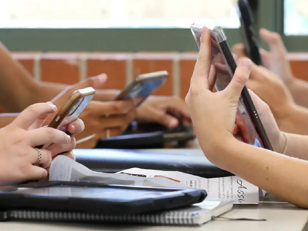 英國研究：校園禁用智能手機沒減學生屏幕時間