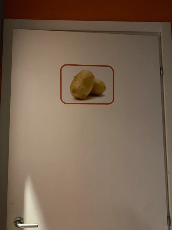 網民歐遊廁所符號竟是食物? 神人分享2大秘訣解謎兼分析圖案含義