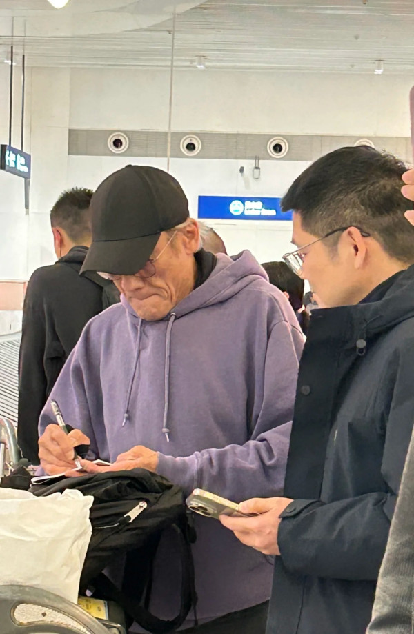 內地客日本巧遇梁朝偉獲合照 後面竟有陳奕迅亂入引全網羡慕 