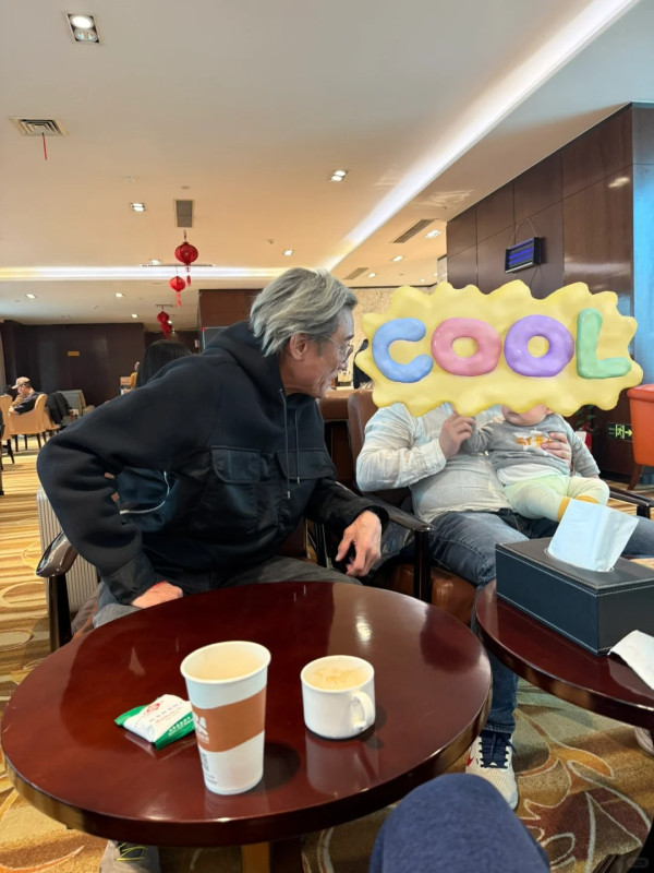 內地客日本巧遇梁朝偉獲合照 後面竟有陳奕迅亂入引全網羡慕 