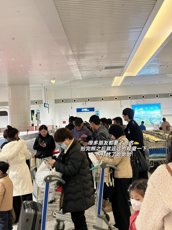 內地客日本巧遇梁朝偉獲合照 後面竟有陳奕迅亂入引全網羡慕 