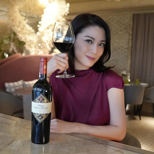廖碧兒著高衩旗袍單腳企上枱斟紅酒！騎呢舉動幾乎走光惹網民質疑好怪異