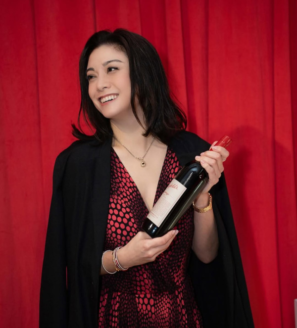 廖碧兒著高衩旗袍單腳企上枱斟紅酒！騎呢舉動幾乎走光惹網民質疑好怪異