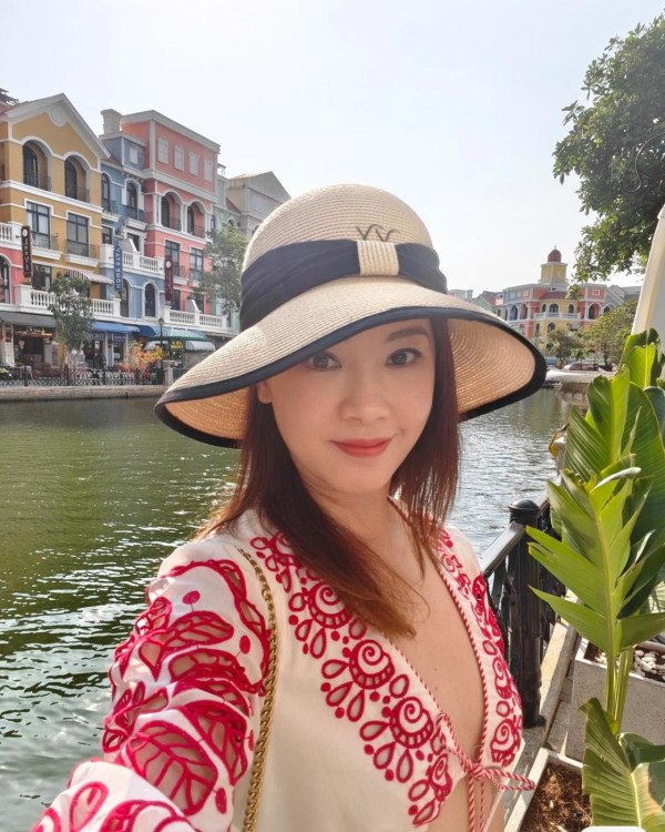 曹敏莉全家遊布吉曬靚相 囡囡獲讚越大越靚遺傳媽媽基因