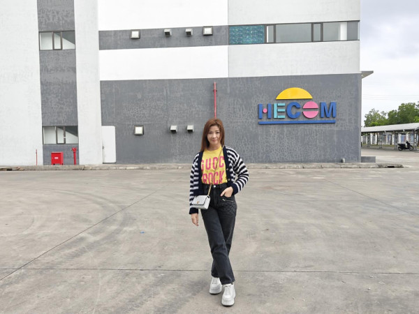 曹敏莉全家遊布吉曬靚相 囡囡獲讚越大越靚遺傳媽媽基因