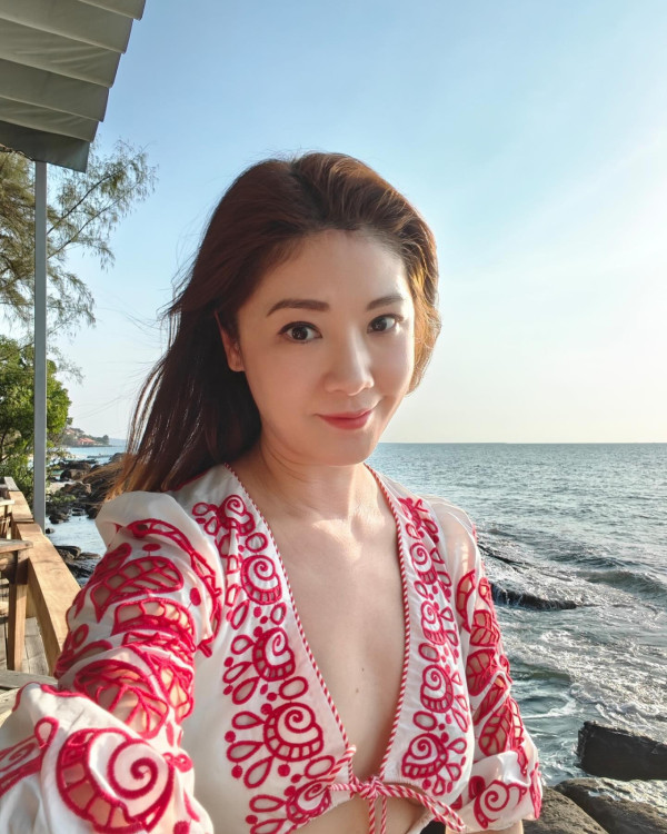 曹敏莉全家遊布吉曬靚相 囡囡獲讚越大越靚遺傳媽媽基因