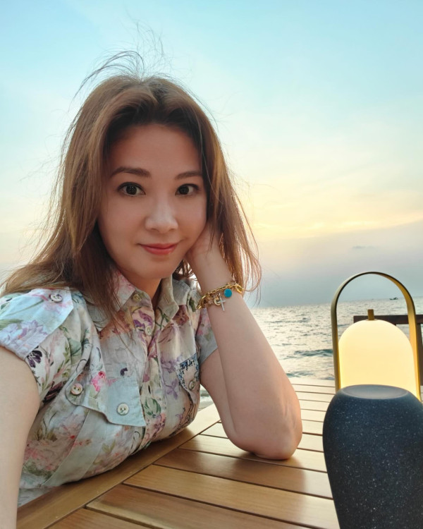 曹敏莉全家遊布吉曬靚相 囡囡獲讚越大越靚遺傳媽媽基因