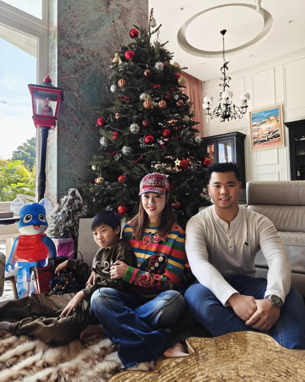 曹敏莉全家遊布吉曬靚相 囡囡獲讚越大越靚遺傳媽媽基因