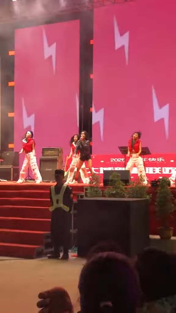 疑緬甸詐騙園新年大搞春晚 旗袍女表演中國舞/女團跳唱APT 現場氣氛熱烈 