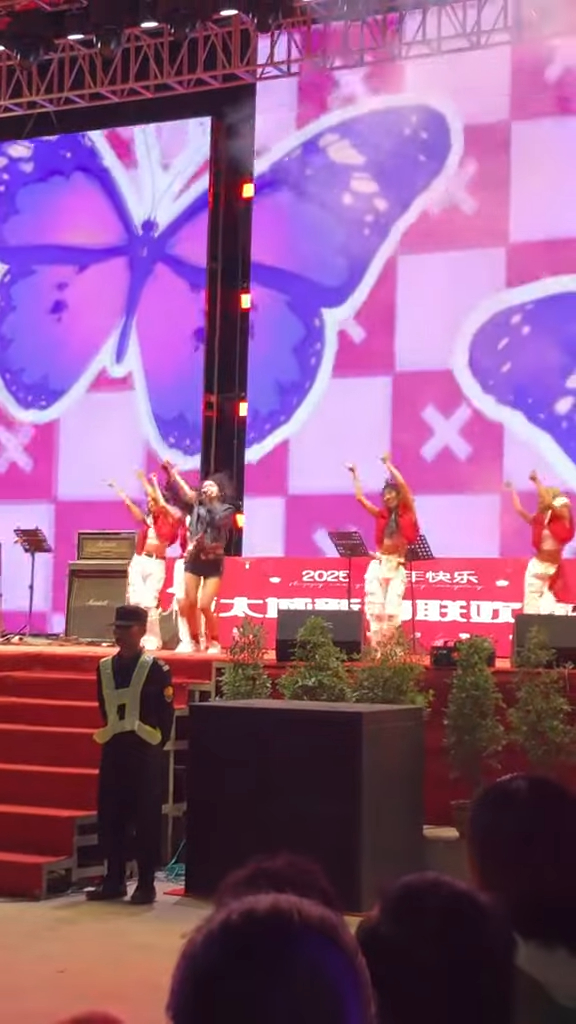 疑緬甸詐騙園新年大搞春晚 旗袍女表演中國舞/女團跳唱APT 現場氣氛熱烈 