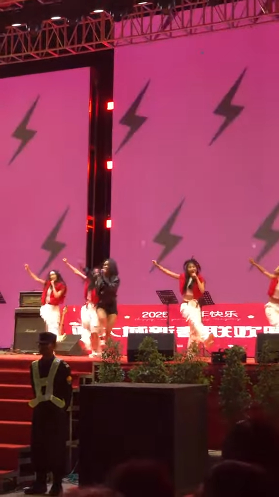 疑緬甸詐騙園新年大搞春晚 旗袍女表演中國舞/女團跳唱APT 現場氣氛熱烈 