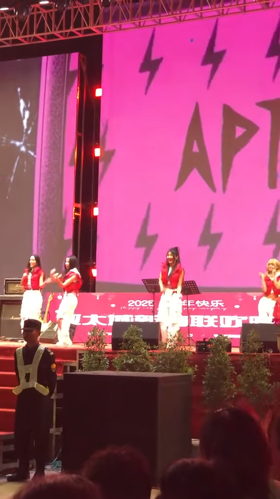 疑緬甸詐騙園新年大搞春晚 旗袍女表演中國舞/女團跳唱APT 現場氣氛熱烈 