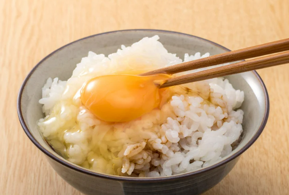 日本年輕人2025新潮流!有線耳機成為熱門配件 揭3大受歡迎原因!