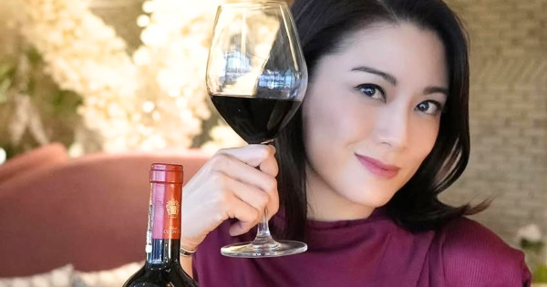 廖碧兒著高衩旗袍單腳企上枱斟紅酒！騎呢舉動幾乎走光惹網民質疑好怪異