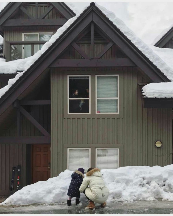 鍾嘉欣激罕公開加拿大4千呎獨立屋內貌！旋轉樓梯/一望無際花園！ 