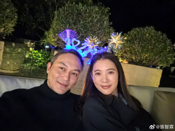 張智霖袁詠儀結婚24周年公開素顏合照低調慶祝！甜蜜笑容極有夫妻相