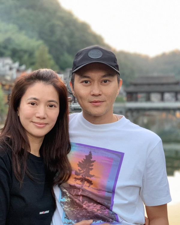 張智霖袁詠儀結婚24周年公開素顏合照低調慶祝！甜蜜笑容極有夫妻相