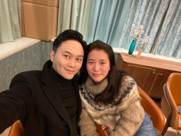 張智霖袁詠儀結婚24周年公開素顏合照低調慶祝！甜蜜笑容極有夫妻相