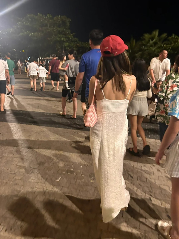 44歲流行天后蔡依林性感遊杜拜 甜曬低胸小背心美照 網民以為18歲 