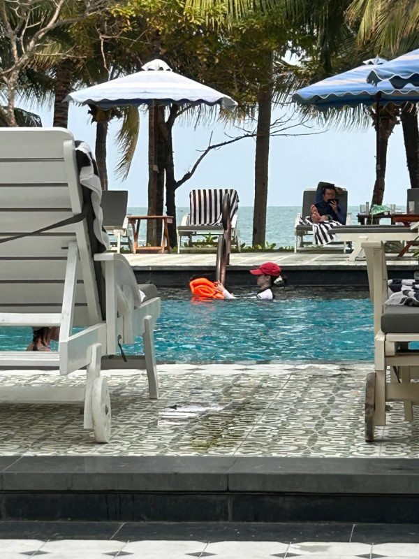 44歲流行天后蔡依林性感遊杜拜 甜曬低胸小背心美照 網民以為18歲 