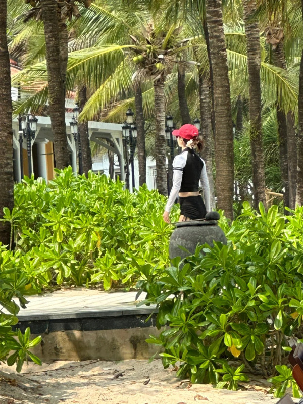 44歲流行天后蔡依林性感遊杜拜 甜曬低胸小背心美照 網民以為18歲 