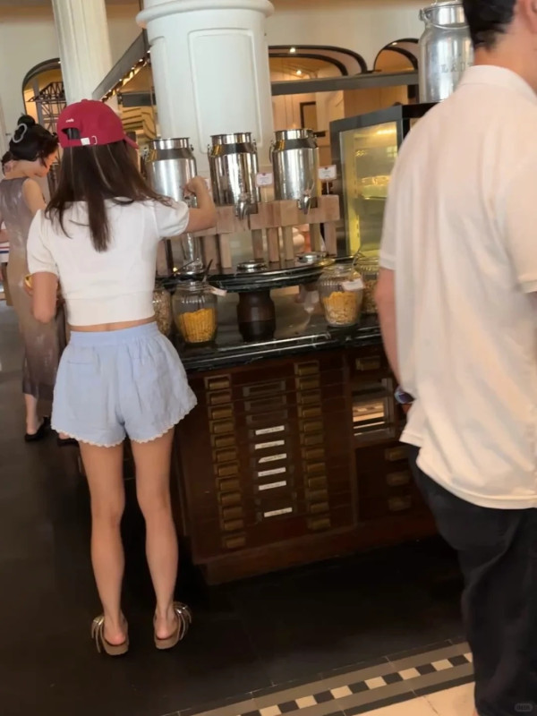 44歲流行天后蔡依林性感遊杜拜 甜曬低胸小背心美照 網民以為18歲 