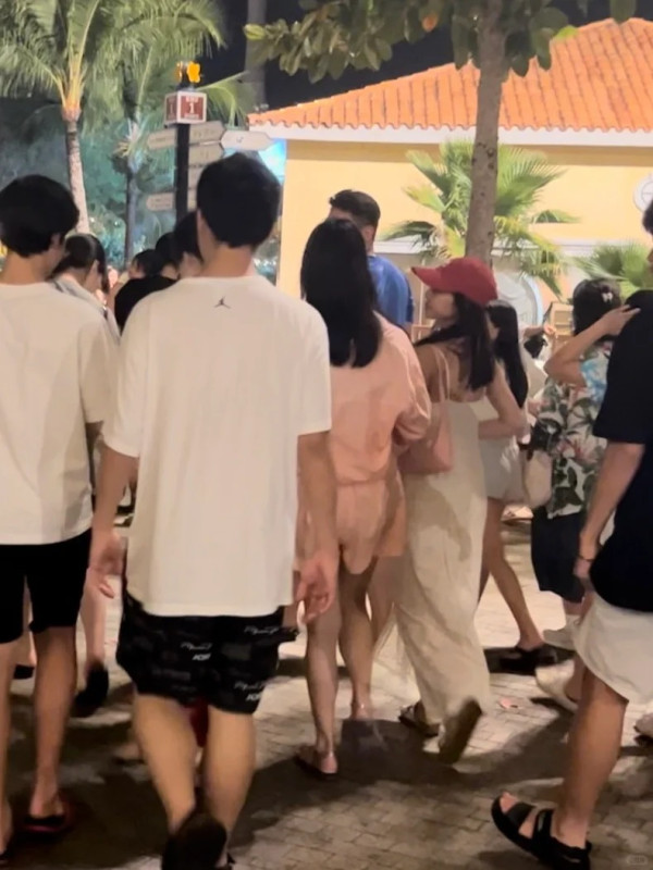 44歲流行天后蔡依林性感遊杜拜 甜曬低胸小背心美照 網民以為18歲 