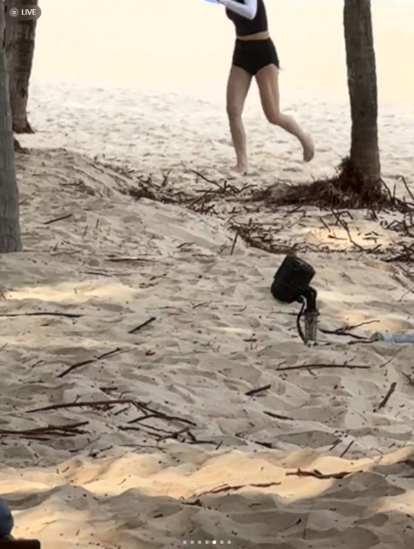 44歲流行天后蔡依林性感遊杜拜 甜曬低胸小背心美照 網民以為18歲 