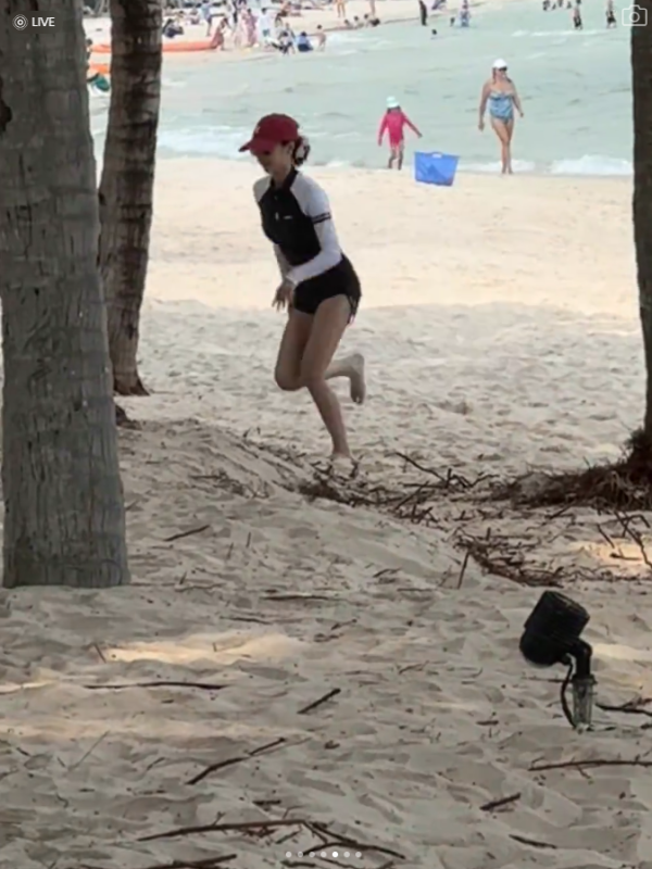 44歲流行天后蔡依林性感遊杜拜 甜曬低胸小背心美照 網民以為18歲 