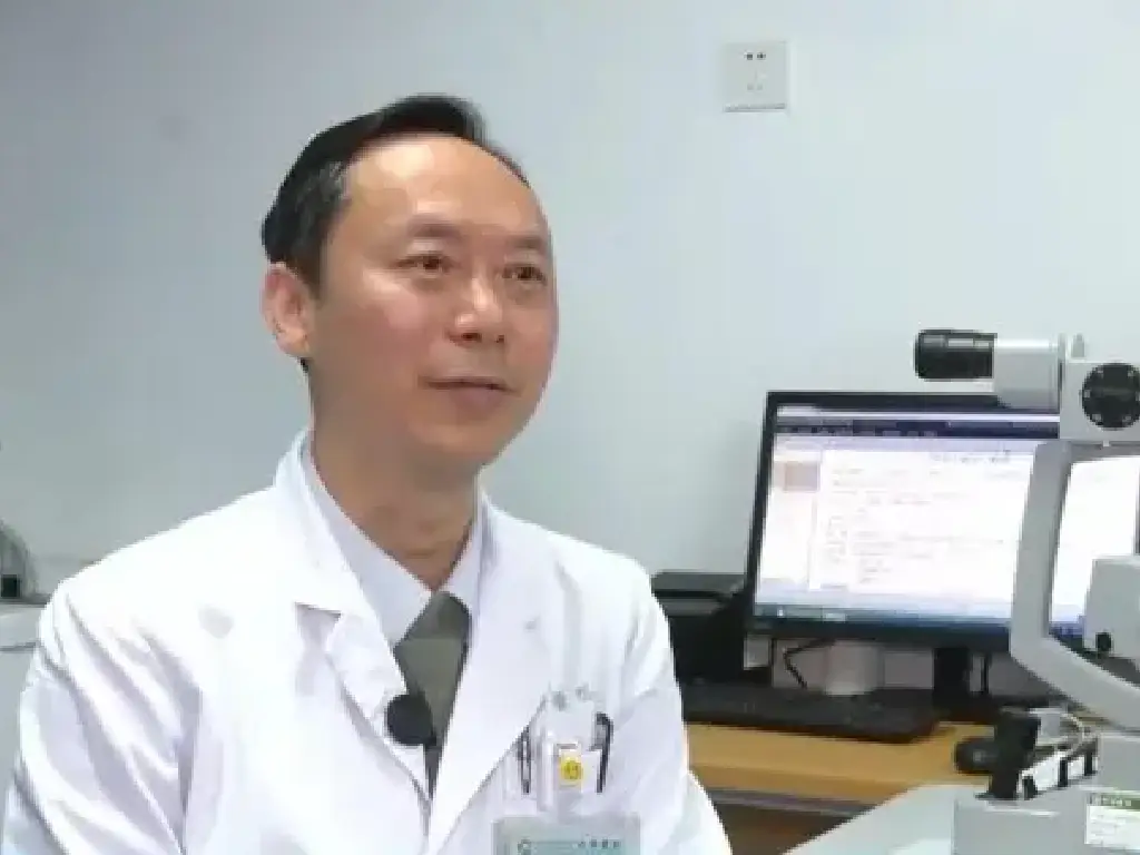 國內女子這樣用智能手機 左右眼近視度數差距多達 XXX 度