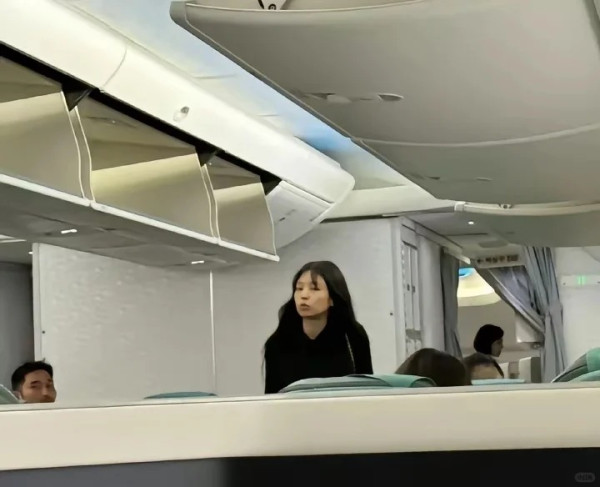 網民飛機經濟艙偶遇Jennie！素顏私下狀態曝光！網民：鏡頭感好強 