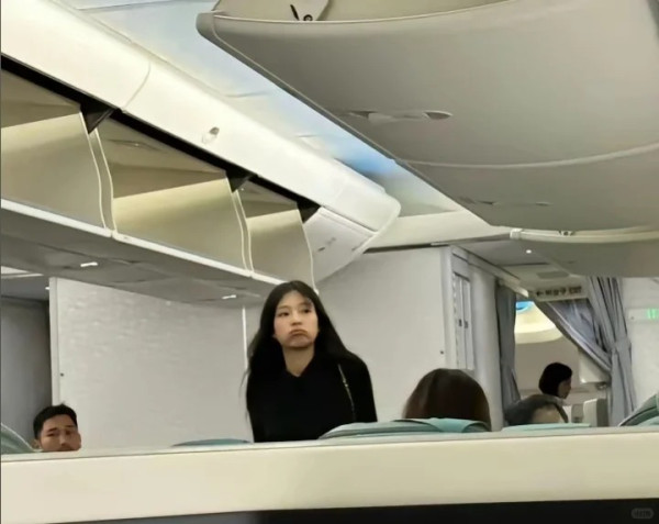 網民飛機經濟艙偶遇Jennie！素顏私下狀態曝光！網民：鏡頭感好強 
