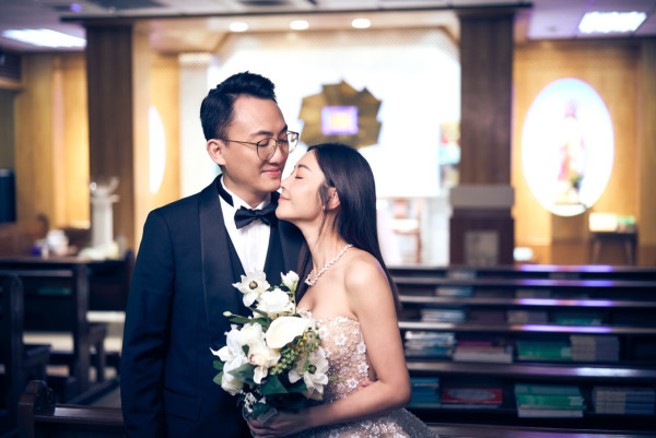 衛詩雅結婚｜衛詩雅今日大婚之喜撓爸爸手出嫁 一襲婚紗步入教堂流幸福眼淚