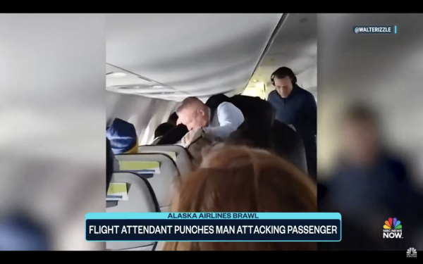 空少保護乘客出拳制伏失控男!超有型外貌爆紅!獲封成熟版美國隊長