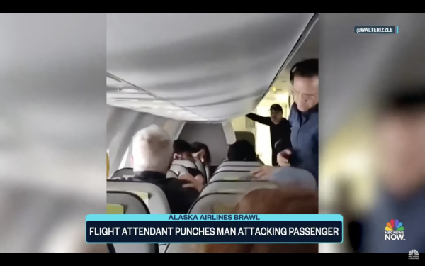 空少保護乘客出拳制伏失控男!超有型外貌爆紅!獲封成熟版美國隊長