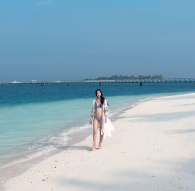 前TVB女星佗B飛馬爾代夫度假 泳裝曬纖瘦身材 上圍明顯升級 