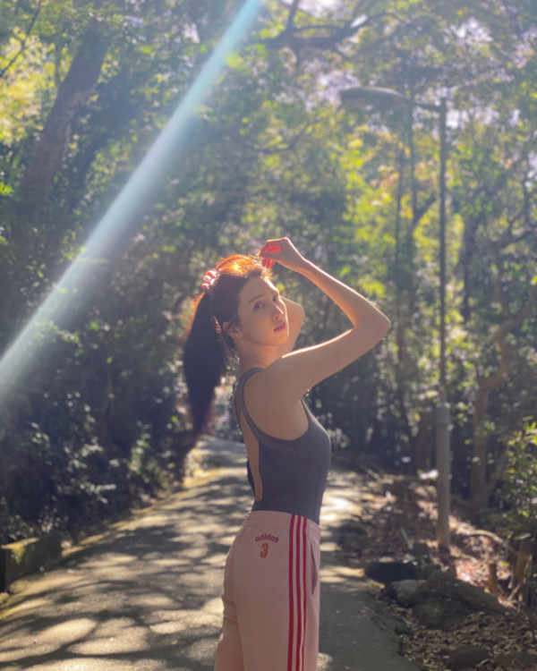 才女港姐返加拿大豪宅曝光 53歲保養得宜被封凍齡女神!