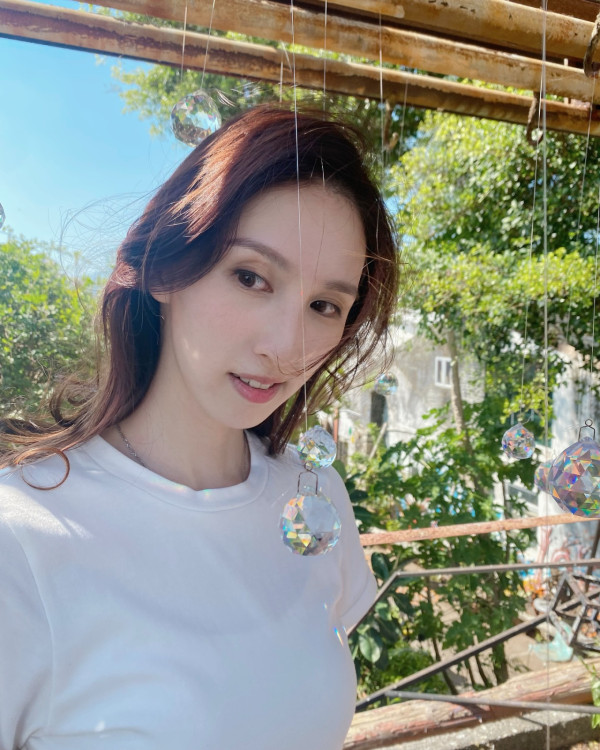 才女港姐返加拿大豪宅曝光 53歲保養得宜被封凍齡女神!