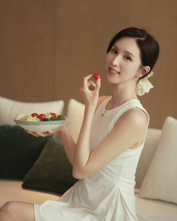 才女港姐返加拿大豪宅曝光 53歲保養得宜被封凍齡女神!